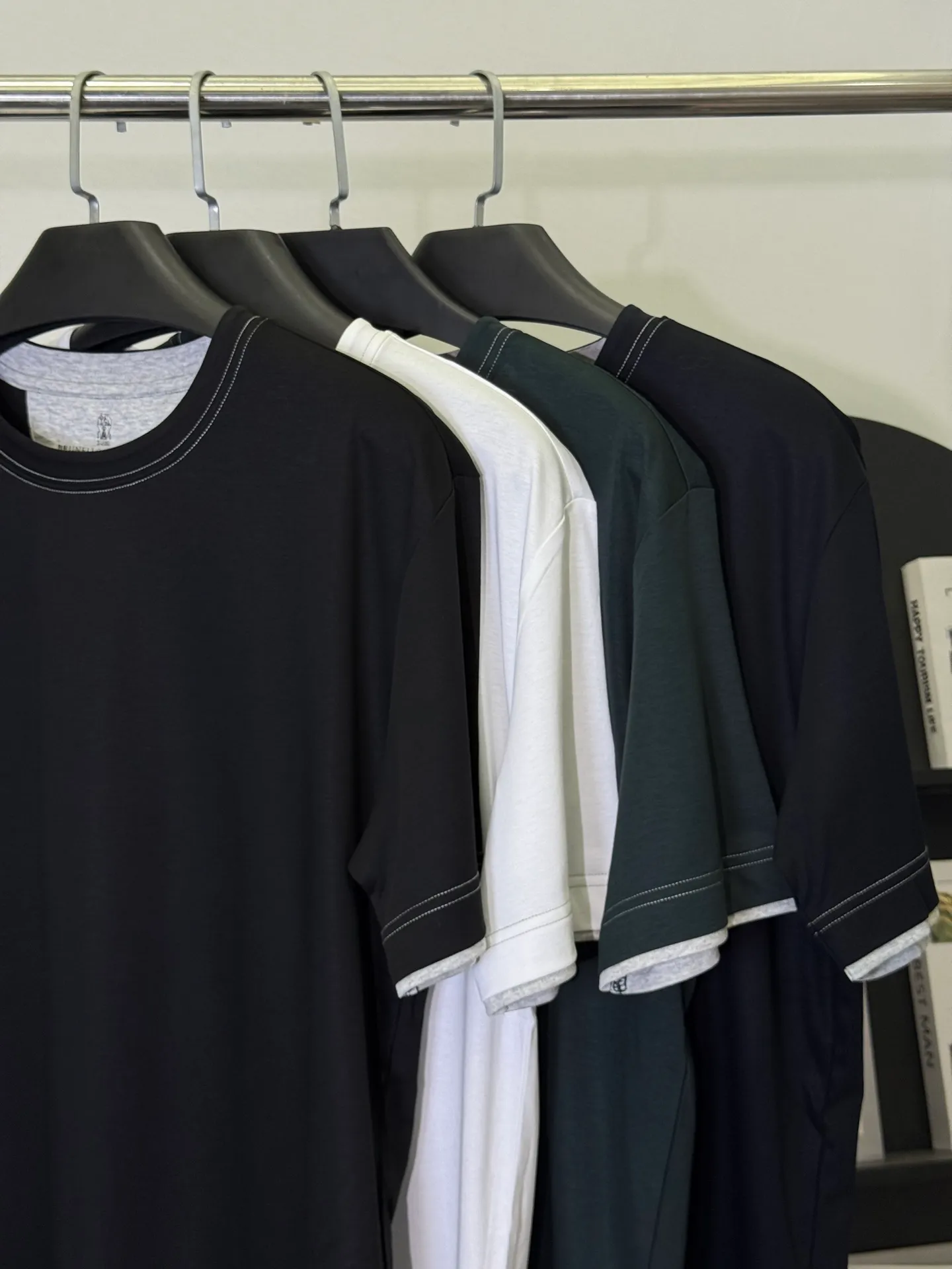 💋 Brunello Cucinelli Dark Green Contrast Line T-Shirt Wear Italian luxury and relaxed aesthetics into this textured Dark Green T. Iconic contrasting topstitching outlines the details, paired with high-grade blended fabrics. The calm Dark Green background is low-key yet rich in texture. It is a taste that knowledgeable people can get at a glance. The brand's iconic high-count fabric is selected, which is as soft as clouds, draped and stylish, and the upper body has an "expensive sense of relaxation". The neat and slightly loose version is suitable for daily outings and light business commuting. A Dark Green T can ensure your composure and dignity in all occasions. M-3XL